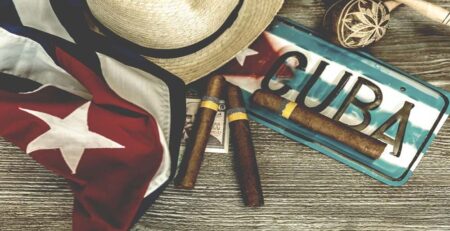 Trabucuri cubaneze cu numar de inmatriculare cu steagul cuba