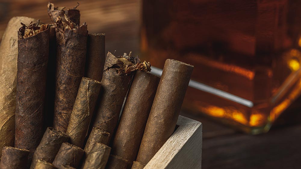 trabucuri si tigari de foi intr-o cutie de lemn